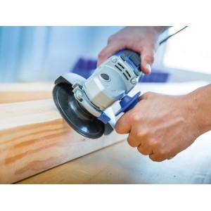 Tarcza szlifierska LUX K120 w użyciu ze szlifierką kątową do szlifowania drewna.