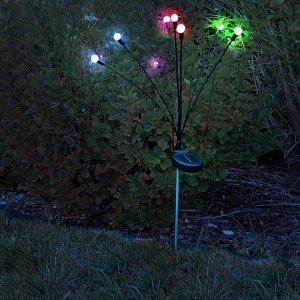 Dekoracyjna solarna lampa ogrodowa z kolorowymi diodami LED do nastrojowego oświetlenia.