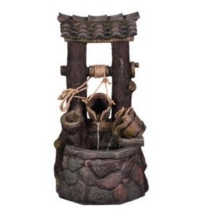 Dekoracyjna fontanna ogrodowa imitująca starą studnię z wiadrem i kołem wodnym.