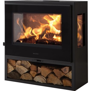 Czarny kominek z drewnem i palącym się ogniem.