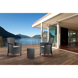 Szary zestaw mebli balkonowych t.b.t. z dwoma krzesłami i stołem na tarasie z widokiem na jezioro.