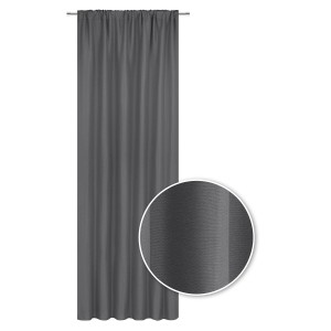 Szara zasłona z taśmą marszczącą, zbliżenie na teksturę materiału.