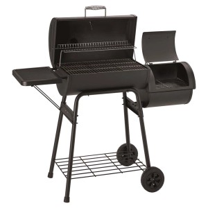 Czarny grill węglowy z półką boczną i rusztem do podgrzewania.