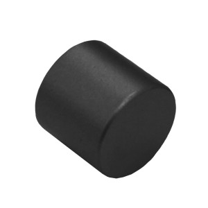 Zbliżenie czarnej końcówki do karnisza.