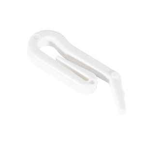 Biały ślizgacz do karnisza szynowego, zbliżenie.