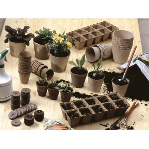 Różne akcesoria do rozmnażania roślin, takie jak doniczki, tabletki ziemi i tace do wysiewu nasion do ogrodu.