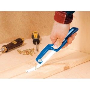 Mini piła do metalu LUX Classic (250 mm) w akcji podczas cięcia elementu.