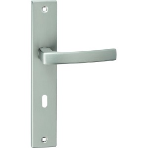 Nowoczesny, srebrny zestaw klamek do drzwi wewnętrznych.