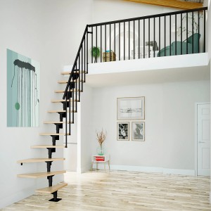 Nowoczesne schody z drewnianymi stopniami i czarną balustradą w jasnym salonie.