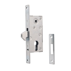 Metalowy rygiel i zaczep do drzwi lub bramy.