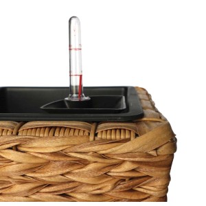 Zbliżenie doniczki na zioła t.b.t. ze wskaźnikiem nawadniania.