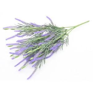 Sztuczna gałązka lawendy z zielonymi liśćmi i fioletowymi kwiatami.