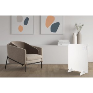 Biały grzejnik elektryczny t.b.t. w nowoczesnym salonie.