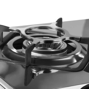 Zbliżenie dyszy palnika gazowego t.b.t. wykonanej ze stali nierdzewnej.