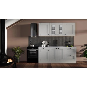 Jasny zestaw mebli kuchennych z szafkami wiszącymi, zlewem, kuchenką i okapem na tle ciemnej mozaiki.