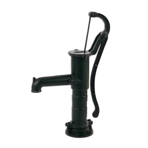 Zielona pompa ręczna, znana również jako pompa abisyńska.