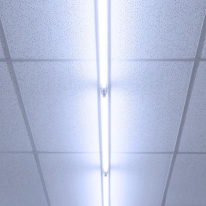 Widok sufitu z podświetloną świetlówką liniową t.b.t. Idealna do biura i zastosowań komercyjnych.