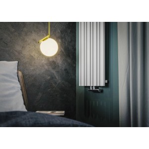 Biały grzejnik t.b.t. w nowoczesnej sypialni z lampą.