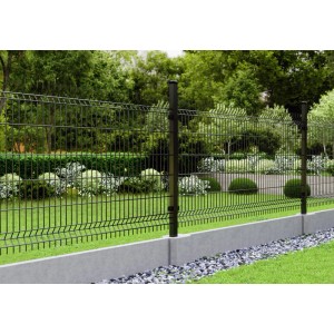 Czarny metalowy płot ze słupkami, akcesoria do płotów i ogrodzeń.
