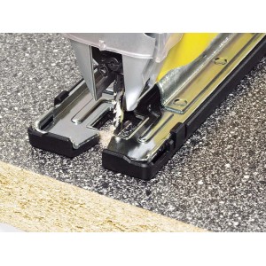 Wyrzynarka LUX z brzeszczotem do drewna z chwytem U podczas wykonywania czystych cięć.