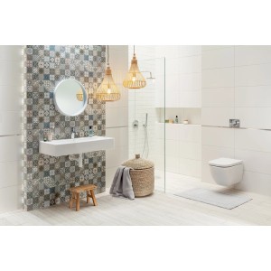 Nowoczesna łazienka z płytkami ściennymi t.b.t. w kolorze białym i wzorzystym.