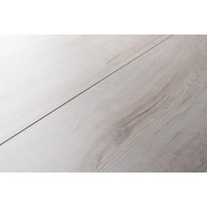 Jasna podłoga laminowana imitująca drewno, zbliżenie.