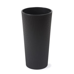 Wysoka, czarna doniczka z żebrowaną teksturą.