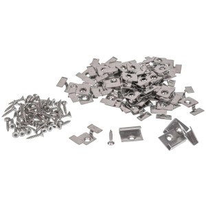 Zestaw mocujący do desek tarasowych: Wkręty i metalowe klipsy do montażu.