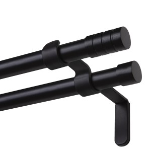 Czarny, podwójny karnisz do zasłon i firan.