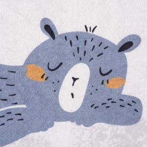 Dywan z krótkim włosiem z motywem misia do pokoju dziecięcego.