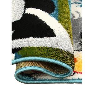 Zbliżenie dywanu z krótkim włosiem z abstrakcyjnym wzorem w różnych kolorach.