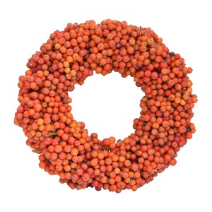 Dekoracyjny wieniec z pomarańczowych jagód do użytku wewnętrznego.