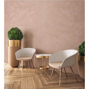 Pokój dzienny z farbą efektową, krzesłami i stolikiem w odcieniach złota.