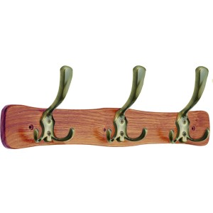 Drewniany wieszak z trzema haczykami w kolorze brązu. Wieszak ścienny do przedpokoju lub sypialni.