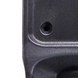 Zbliżenie czarnego elementu do ogrodzeń i płotów ogrodowych.