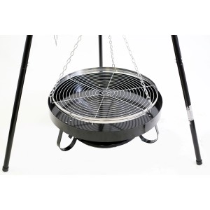 Czarny grill trójnożny z rusztem i zawieszeniem łańcuchowym.