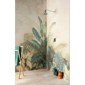 Łazienka z dekory i listwy z motywami roślin tropikalnych.