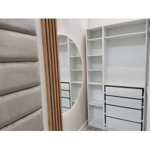 Nowoczesna garderoba z owalnym lustrem i białymi półkami. Kategoria: Lustra.