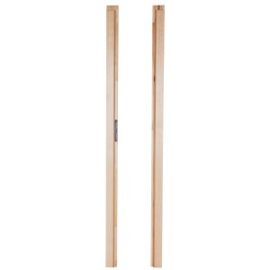 Ościeżnice drzwiowe t.b.t. z jasnego drewna, widok szczegółowy.