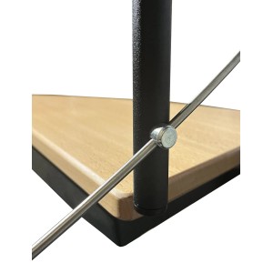 Zbliżenie schodów wewnętrznych t.b.t. ze stopniem drewnianym, czarnym słupkiem poręczy i rozpórką ze stali nierdzewnej.