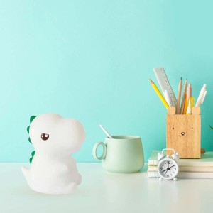 Biała lampka nocna do pokoju dziecięcego w kształcie dinozaura, LED, z zielonymi akcentami.