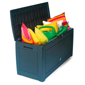 Otwarty, ciemny pojemnik na poduszki t.b.t. wypełniony poduszkami i konewką.