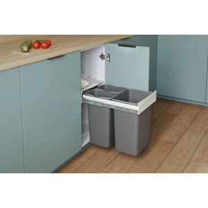 Szary system segregacji odpadów kuchennych t.b.t. w szafce wysuwanej.
