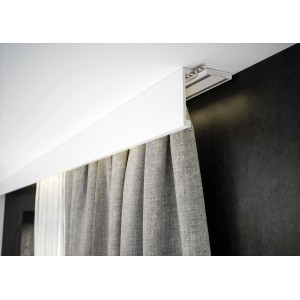 Biały karnisz t.b.t. z zasłoną, zbliżenie. Idealny do nowoczesnej dekoracji okien.