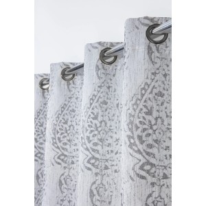 Dekoracyjne zasłony z przelotkami i szarym wzorem.
