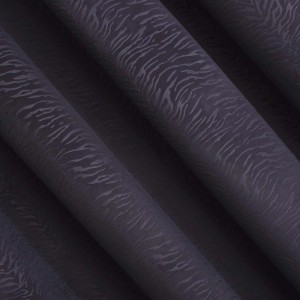 Zbliżenie ciemnoszarej zasłony z subtelnym wzorem.