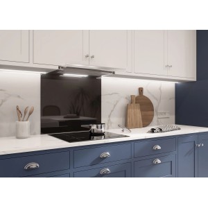 Nowoczesna kuchnia z czarnym panelem ściennym i płytą grzewczą pod okapem.