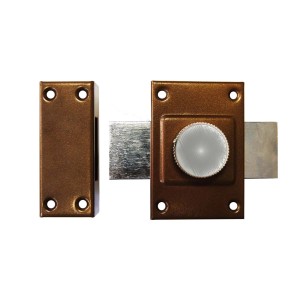 Zamek do drzwi t.b.t. w kolorze brązu ze srebrnym ryglem i pokrętłem.