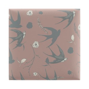 Panel ścienny t.b.t. z wzorem jaskółek i kwiatów na różowym tle.