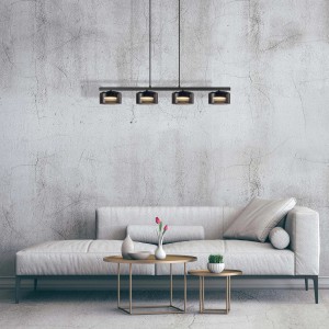 Nowoczesna lampa wisząca t.b.t. z czterema żarówkami nad sofą w salonie.